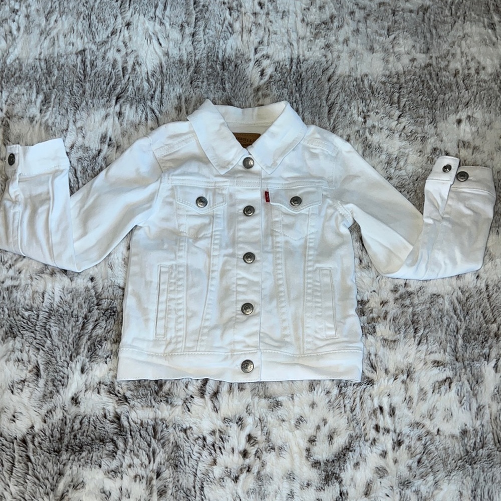 Washed, never worn. Girls white Levi’s denim jacket size 4